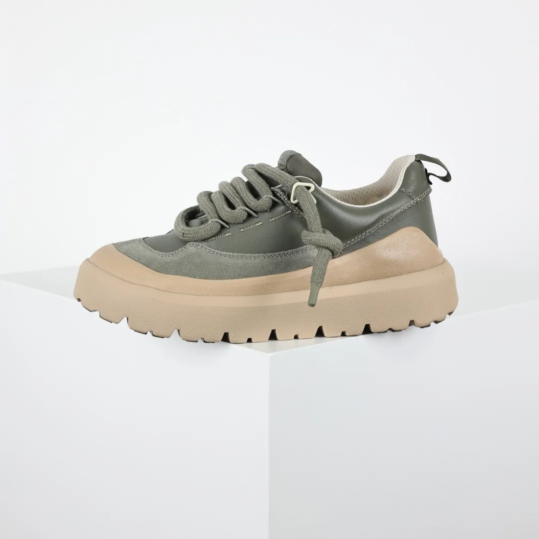 Copy price 💰700 Core recommendation Good price In recent years, uug has launched a series of styles that are partially geared towards the preferences of young consumers and have also moved to the forefront of fashion trends. Shoe body material Water-repellent coated suede upper 17 mm UGGPURE™ implanted wool insole Lightweight non-slip comfortable rubber outsole with brand LOGO trademark Comes with a full set of packaging Size: 35 37 38 39 40 41 42 43 44 45